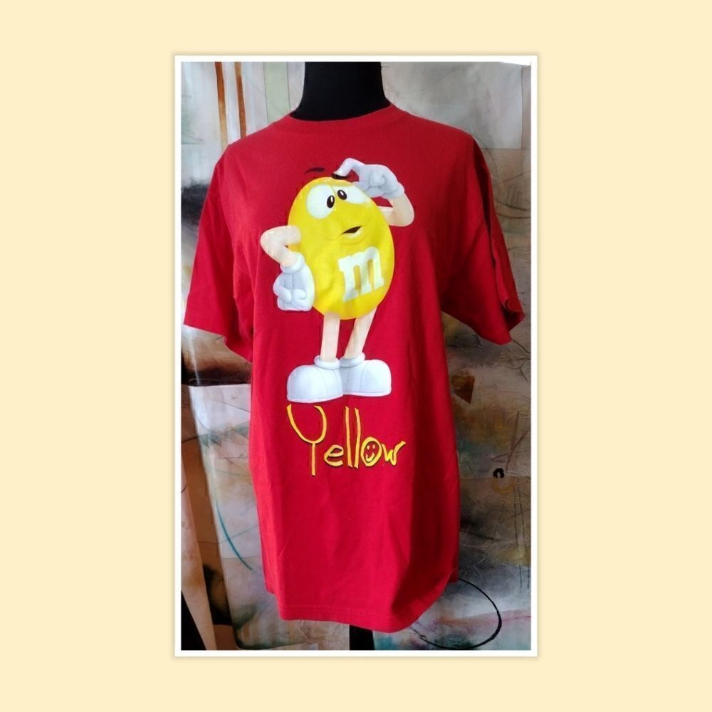 M&Ms Vintage 2011 Yellow Candy Short Sleeve T-Shirt Size men's Large women's XL